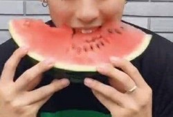 吃瓜网红小哥哥微博,“瓜王降临！网红小哥哥微博揭秘娱乐圈幕后真相！”