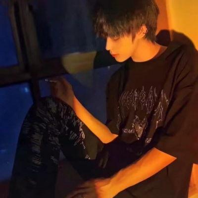 娱乐吃瓜的头像男生真人,网络红人“吃瓜男”的真实身份与生活