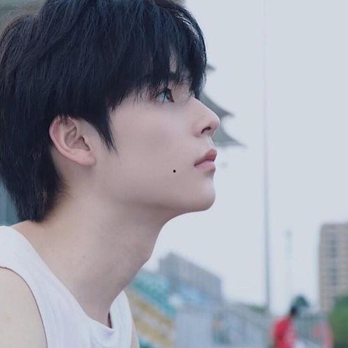 娱乐吃瓜的头像男生真人,网络红人“吃瓜男”的真实身份与生活